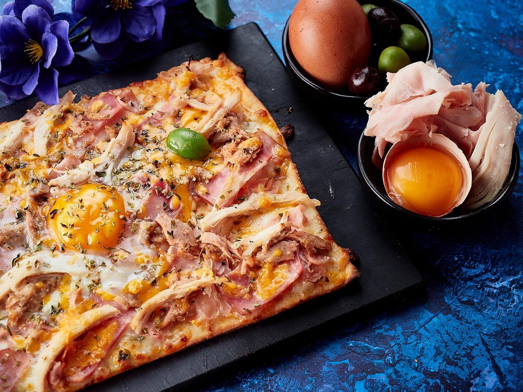THE PARADISE (jamón, bacon, atún, pollo, cheedar, huevo)