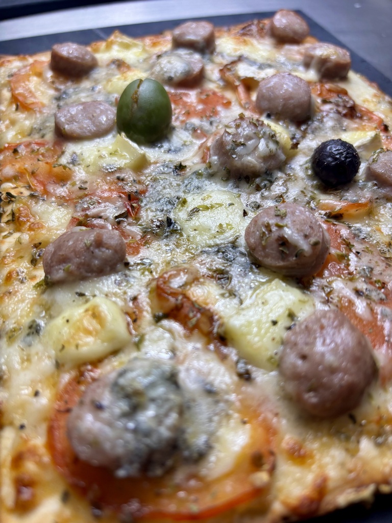 CONFINADA (rodajas tomate, cebolla, longaniza, gruyere, camembert, cabrales)