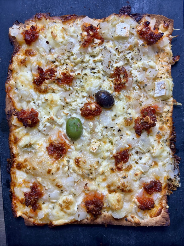 CUATRO ESTACIONES (cebolla, atún, sobrasada, camembert)