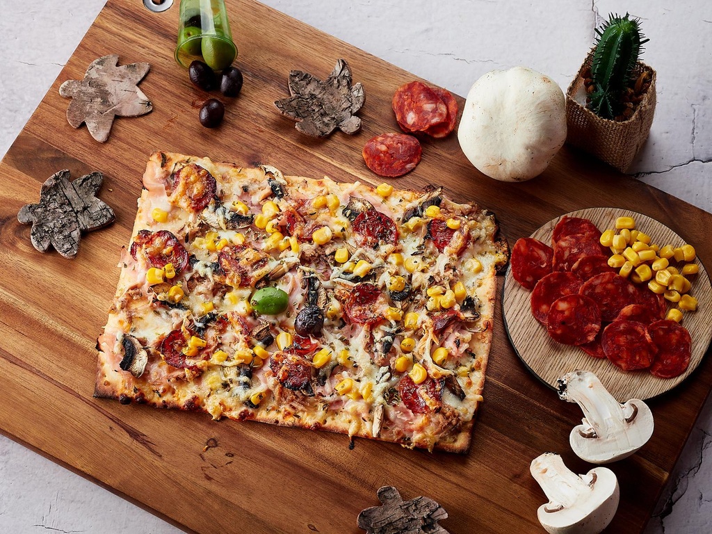 VALENTINO (jamón, atún, champiñones, chorizo, maiz, gruyere)